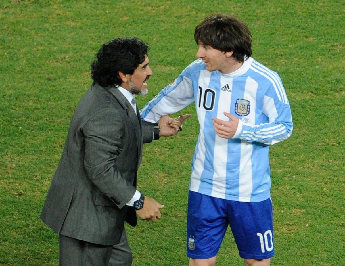 Diego Maradona y Lionel Messi tienen la intersección principal del pueblo.