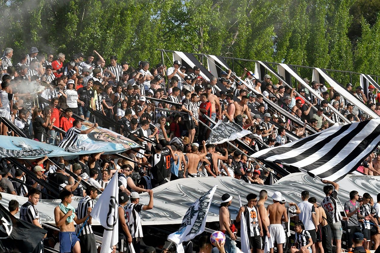 El Club Atlético Gimnasia y Esgrima le ganó a Estudiantes de Caseros 1-0 por la 36° fecha del torneo de Primera Nacional en el estadio Víctor Legrotaglie y se trepó al tercer puesto de la tabla de posiciones.Foto: Orlando Pelichotti