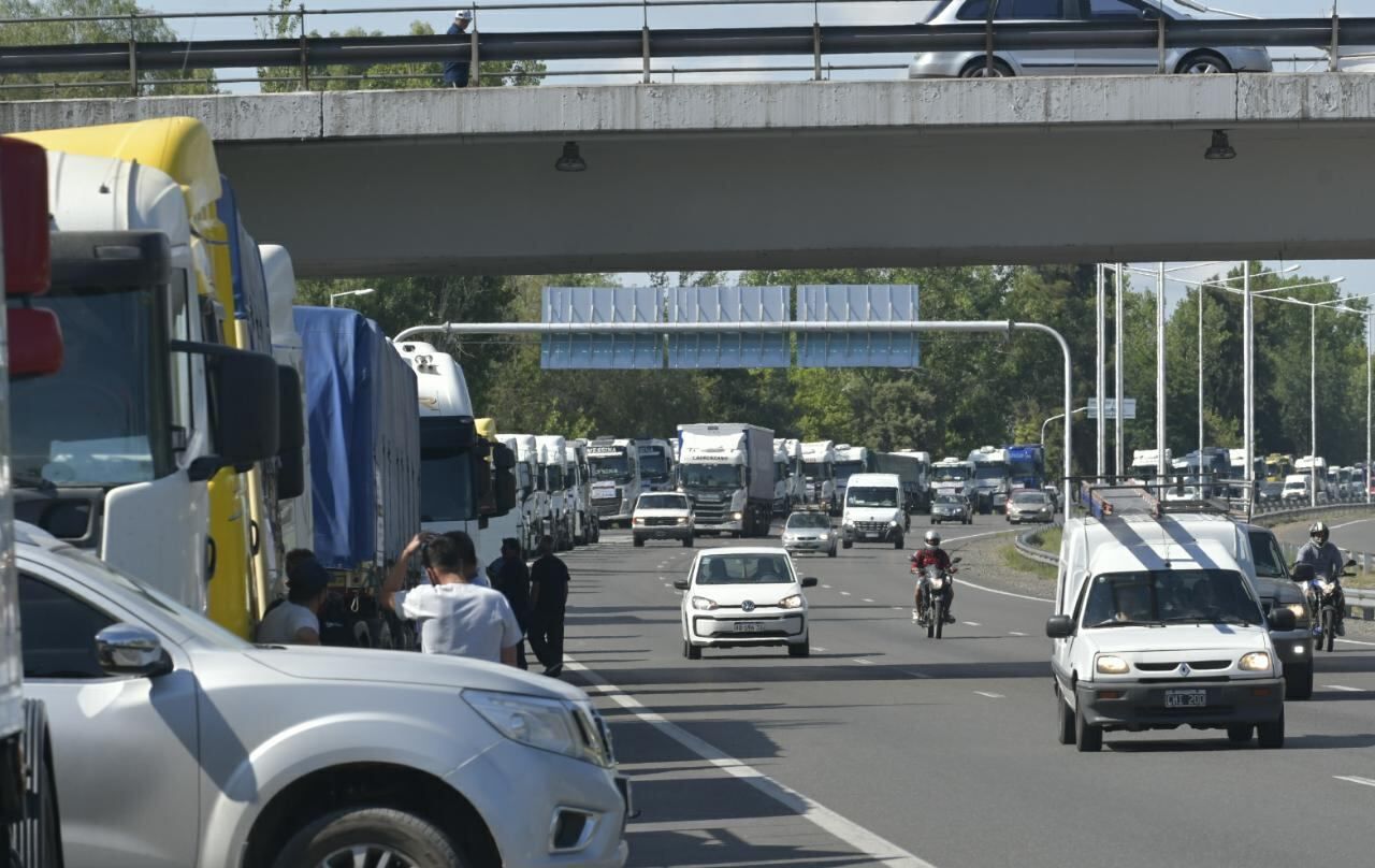 Transportistas se manifiestan por las demoras en el paso a Chile