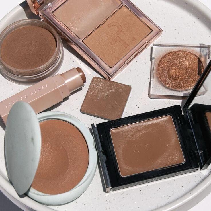 EL bronzer viene en varios formatos como polvo, crema o barra y sirve para darle un efecto bronceado al rostro ya que se distingue por su color marrón cálido y anaranjado.
