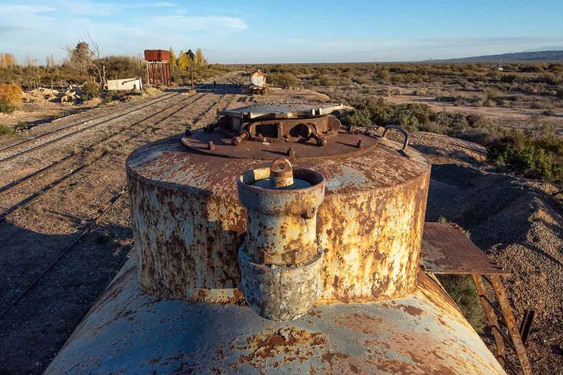 El óxido, se adueña en las ruinas del viejo Ferrocarril Gral San Martin. ubicado en Jocolí un pueblo que sobrevive a los costados de la ruta 40. Mariana Villa / Los Andes
