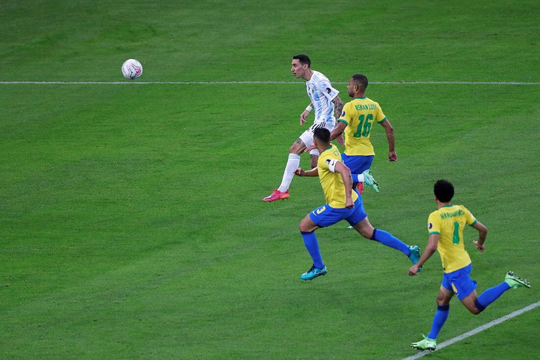 Di María aprovechó un error defensivo, encaró a Ederson y por arriba puso el 1-0. / AP