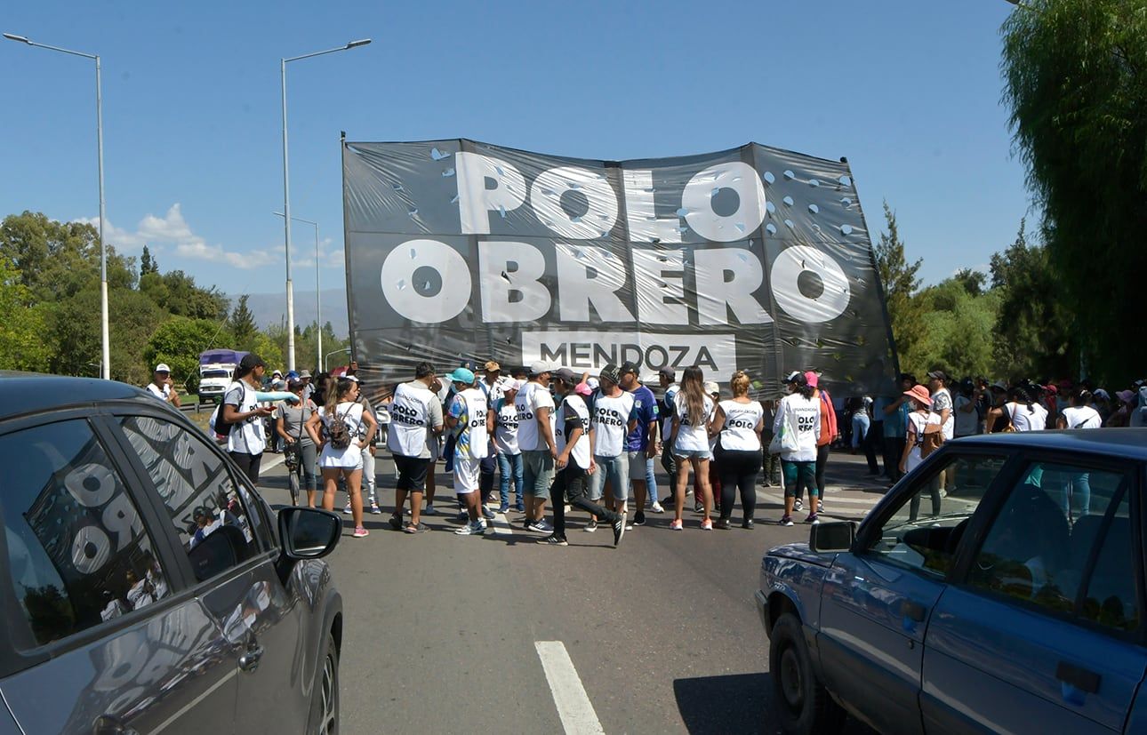 El Polo Obrero marchó por el Acceso Este y luego por las calles del centro de Mendoza. Foto: Orlando Pelichotti / Los Andes