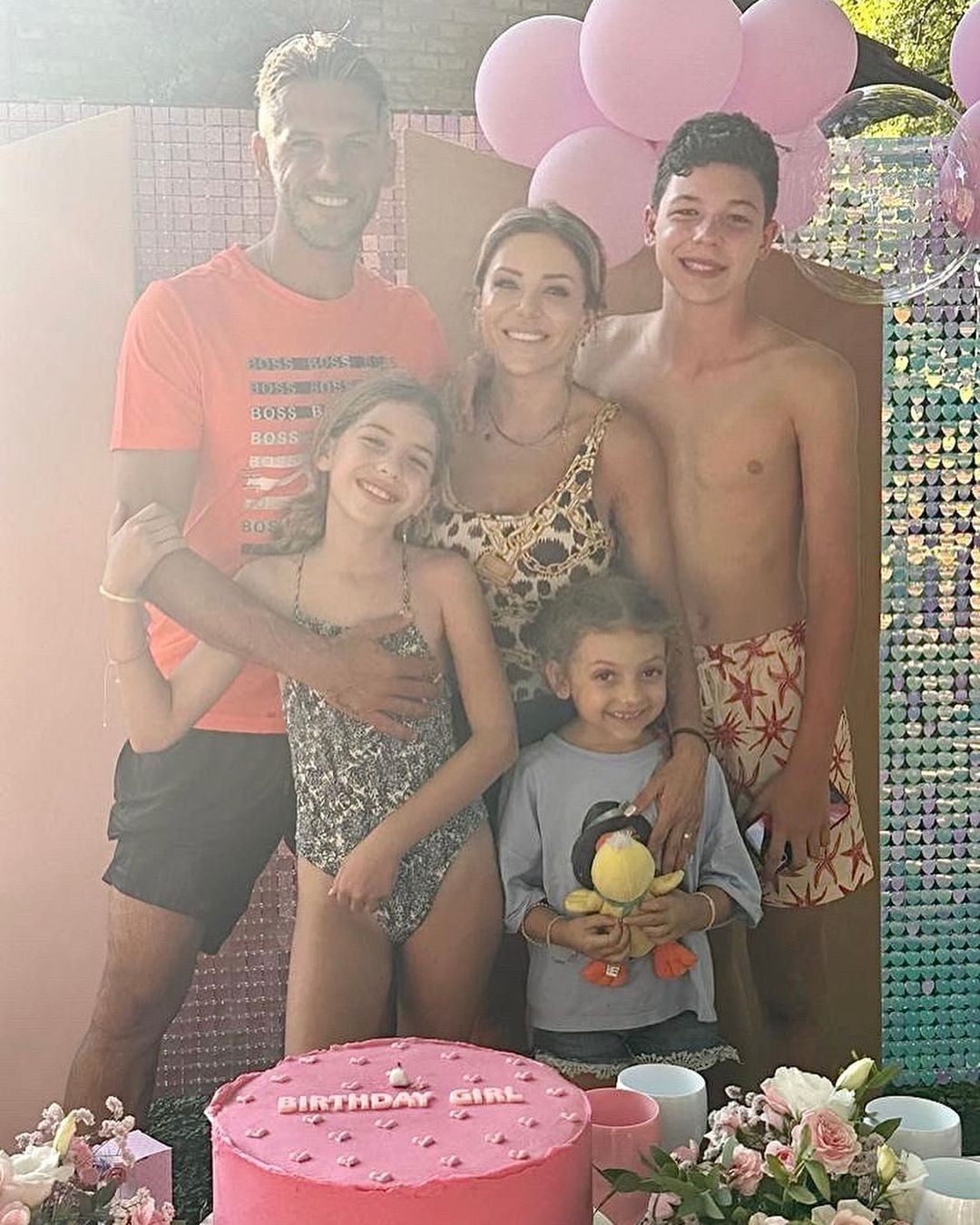 Los Demichelis-Anderson a pura diversión en el primer cumpleaños de Lola en Argentina.