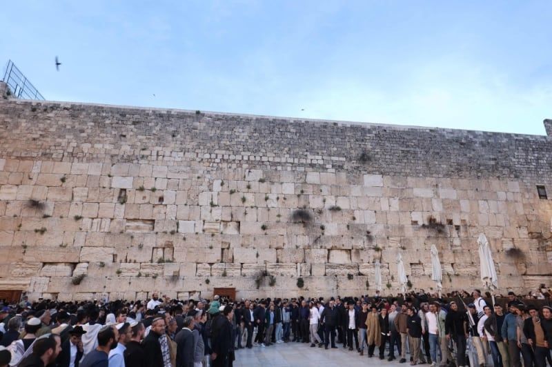 Miles de judíos se congregaron junto al Muro de los Lamentos para rezar el Shemá Israel en apoyo y reclamo por los rehenes secuestrados por Hamás.
