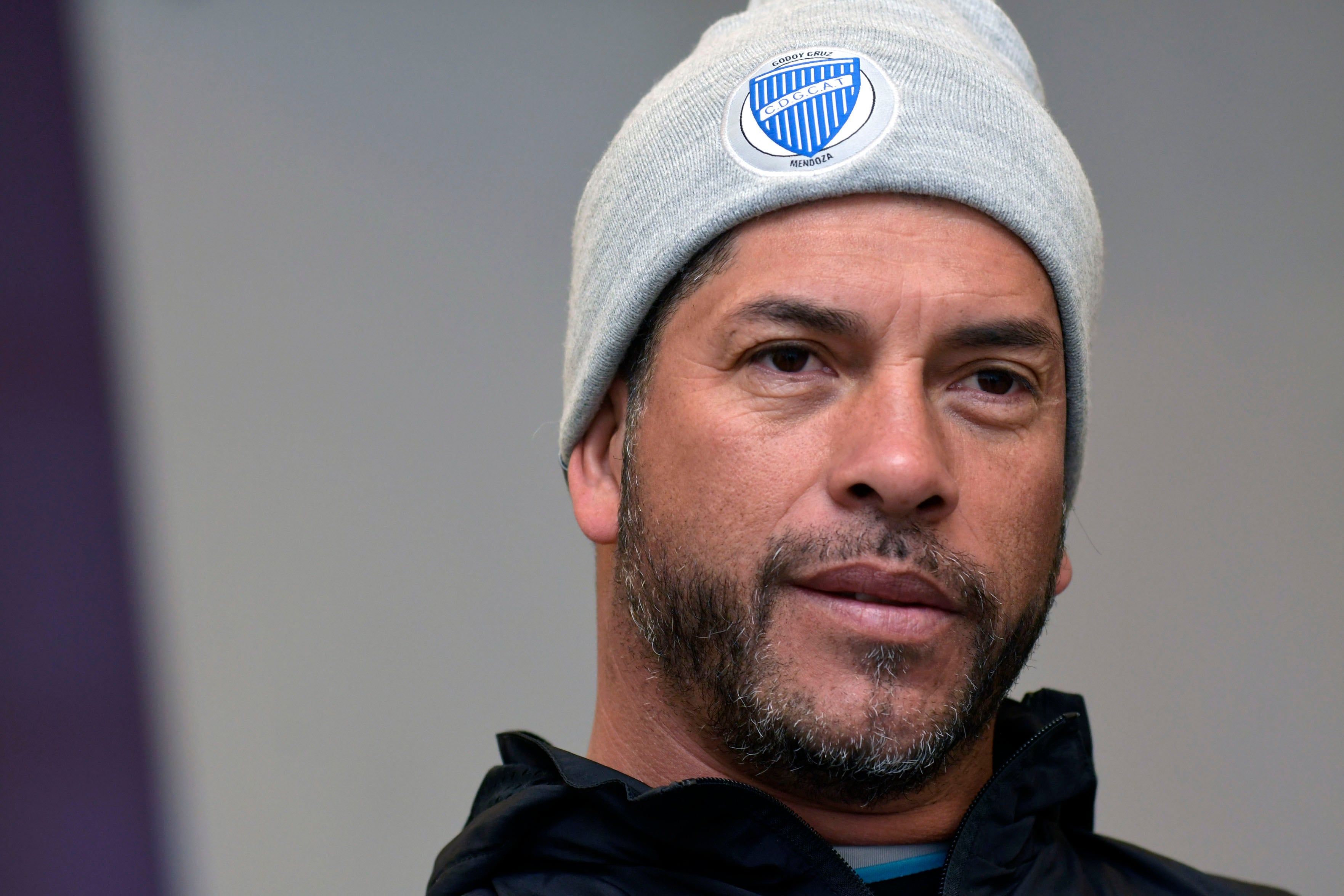 Práctica del Tomba . Fútbol - Deportes Esta mañana, el plantel de primera del Club Atlético Godoy Cruz Antonio Tomba , realizó un entrenamiento con miras al enfrentamiento con el Club Atlético River Plate, en su predio de Coquimbito, Maipú. La dupla táctica de Favio Orsi y Sergio Gómez , paró a los titulares en dos partidos amistosos.  Juan Espínola to: Orlando Pelichotti / Los Andes