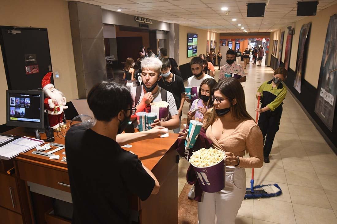 Los fans en el cine Cinemark Mendoza para ver la película Spider- Man , sin camino a casa.