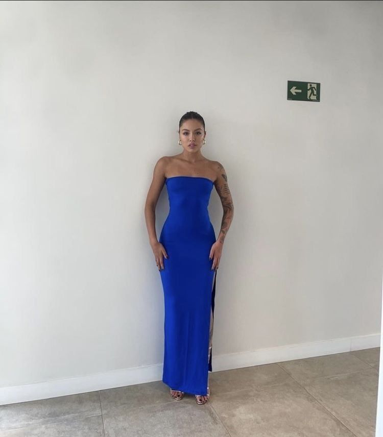 Vas a poder encontrar este vestido muy fácilmente y en una infinidad de colores como los clásicos blanco, negro y nude; o bien, en en colores más eléctricos y en tendencia.