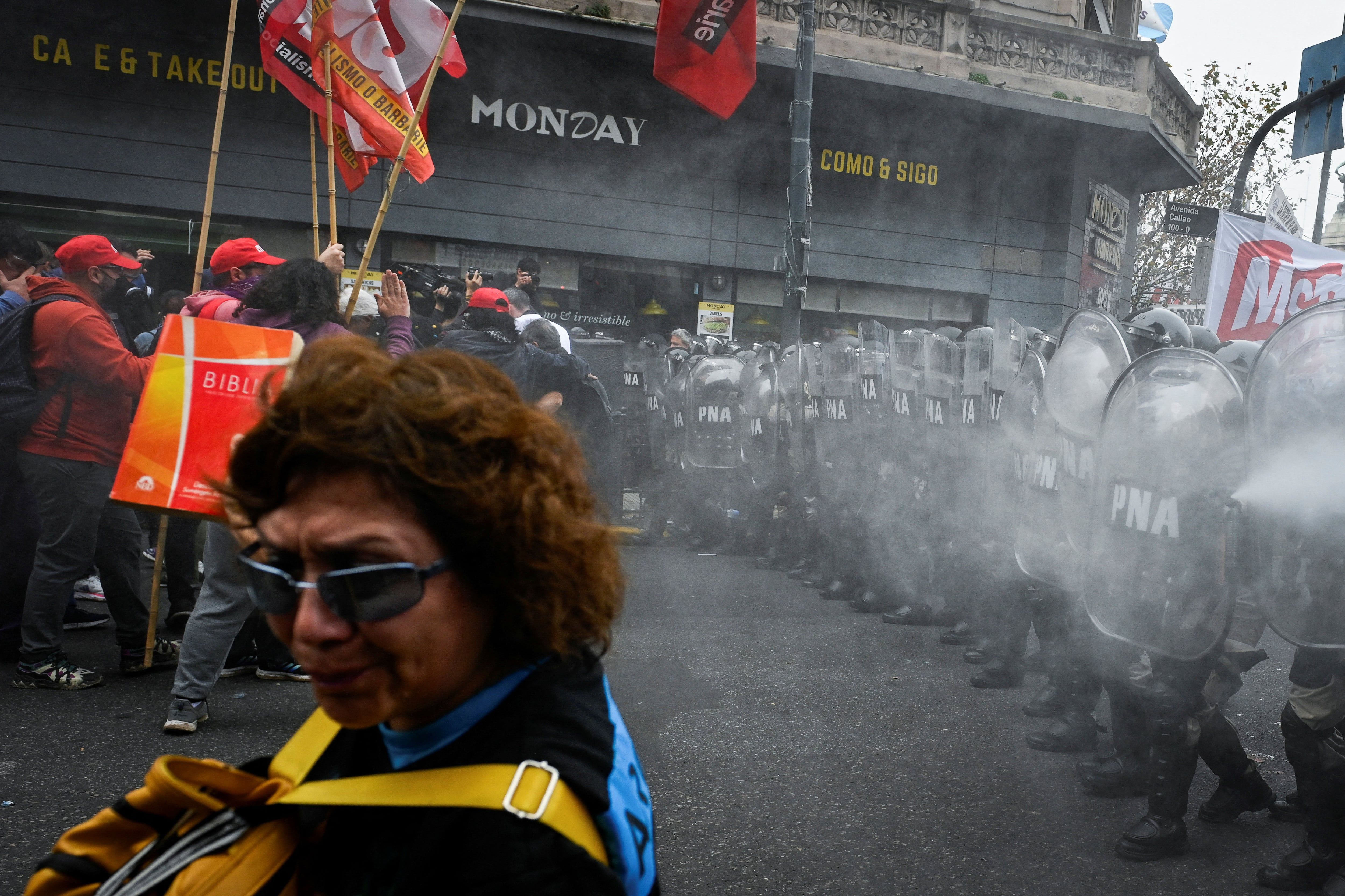 Agentes del orden hacen guardia mientras manifestantes asisten a una protesta cerca del Congreso Nacional, el día en que los senadores debaten el proyecto de reforma económica del presidente argentino Javier Milei, conocido como "proyecto ómnibus". Foto NA: REUTERS/Mariana Nedelcu