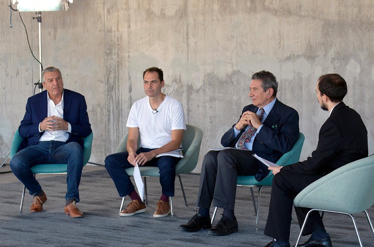Osvaldo Romagnoli (administrador de la Dirección Provincial de Vialidad), Mauricio Badaloni (presidente de la Fundación Andesmar), Carlos Abihaggle (economista) y Mauricio Manini (jefe de la sección Economía de Los Andes). Foto: Orlando Pelichotti