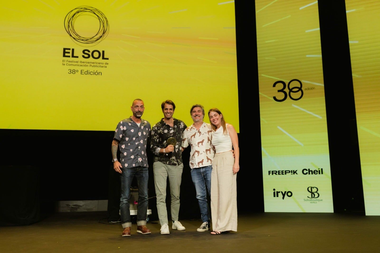 Creativos mendocinos lograron cambiar la política ambiental del gobierno de Ecuador con una estrategia única en el mundo. Los integrantes mendocinos al recibir la medalla de oro en el Festival “Sol de Iberoamérica” por su pieza publicitaria que muestra las acciones realizadas. Fueron premiados en la Categoría “Transformación Social”