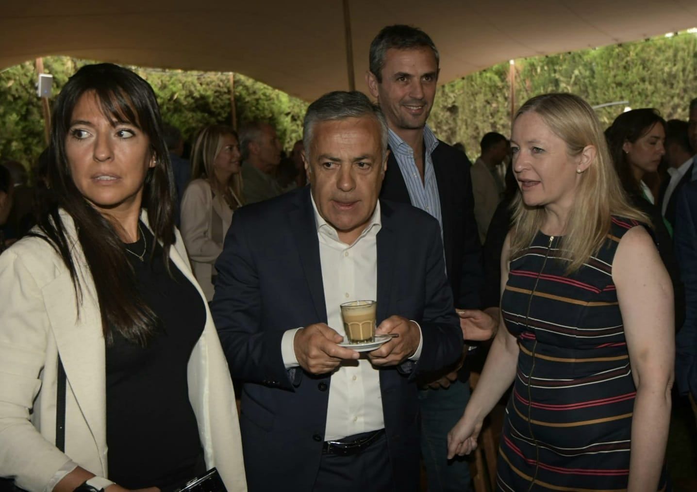 Cornejo y Casado en el Desayuno real, junto a la diputado nacional Pamela Verasay. Atrás, Martín Martín Menem.