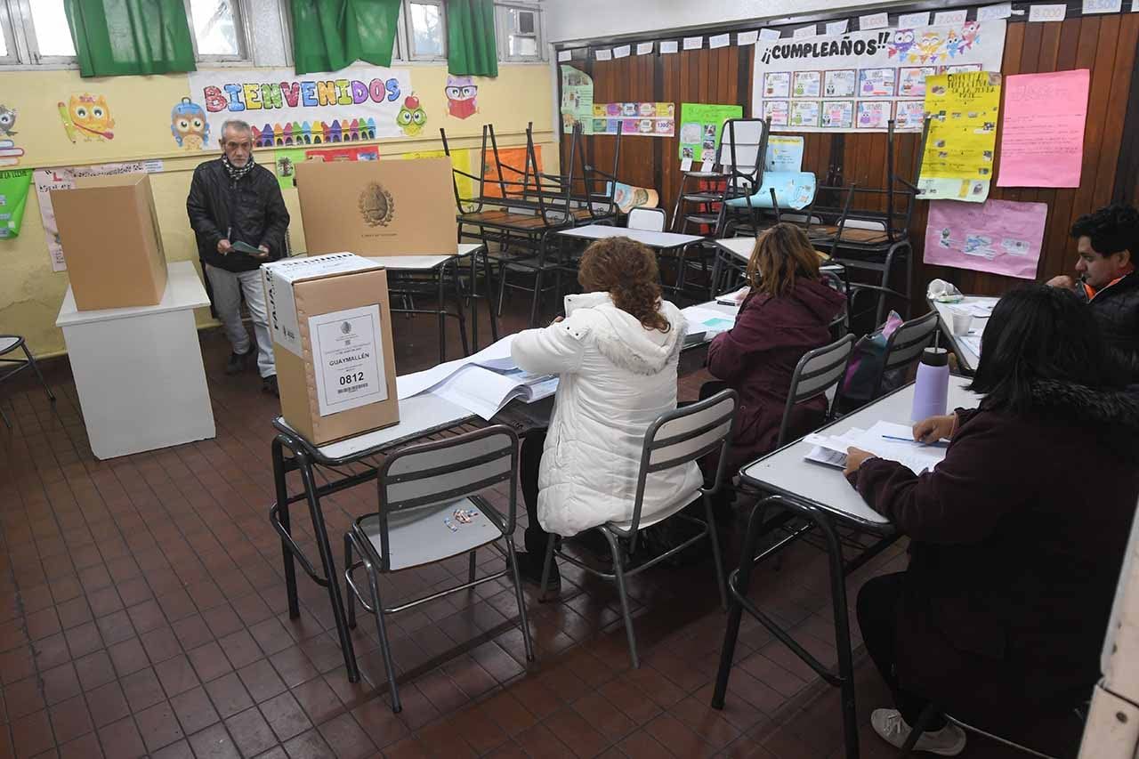 Elecciones provinciales PASO 2023 en la provincia de Mendoza.En la Escuela Leandro N Alem de Guaymallén, Presidente de mesa junto a los Fiscales en una mañana electoral tranquila en la provinciaFoto: José Gutierrez / Los Andes