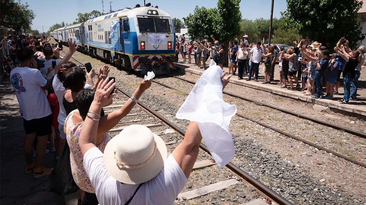 Pura emoción, así llegó a Mendoza el primer tren de pasajeros en casi 30 años Este miércoles y ante los aplausos y la alegría de vecinos de San Martín, el tren de pasajeros volvió a transitar por las vías mendocinas. Tras 36 horas de viaje desde Retiro, una formación ferroviaria volvió a transitar desde el 10 de marzo de 1993.  Foto: Ignacio Blanco / Los Andes  