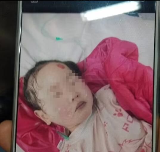 Uno de los niños internado, luego del intento de venganza por parte de la maestra. Foto: Daily Mail