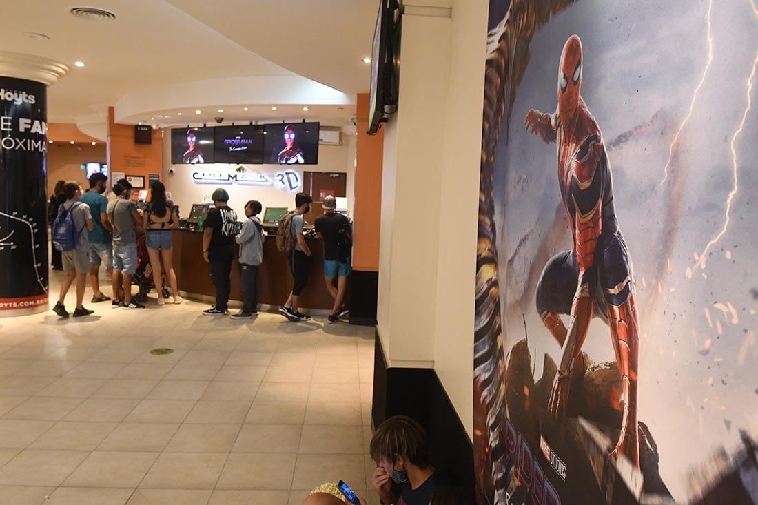 Los fans en el cine Cinemark Mendoza para ver la película Spider- Man , sin camino a casa.