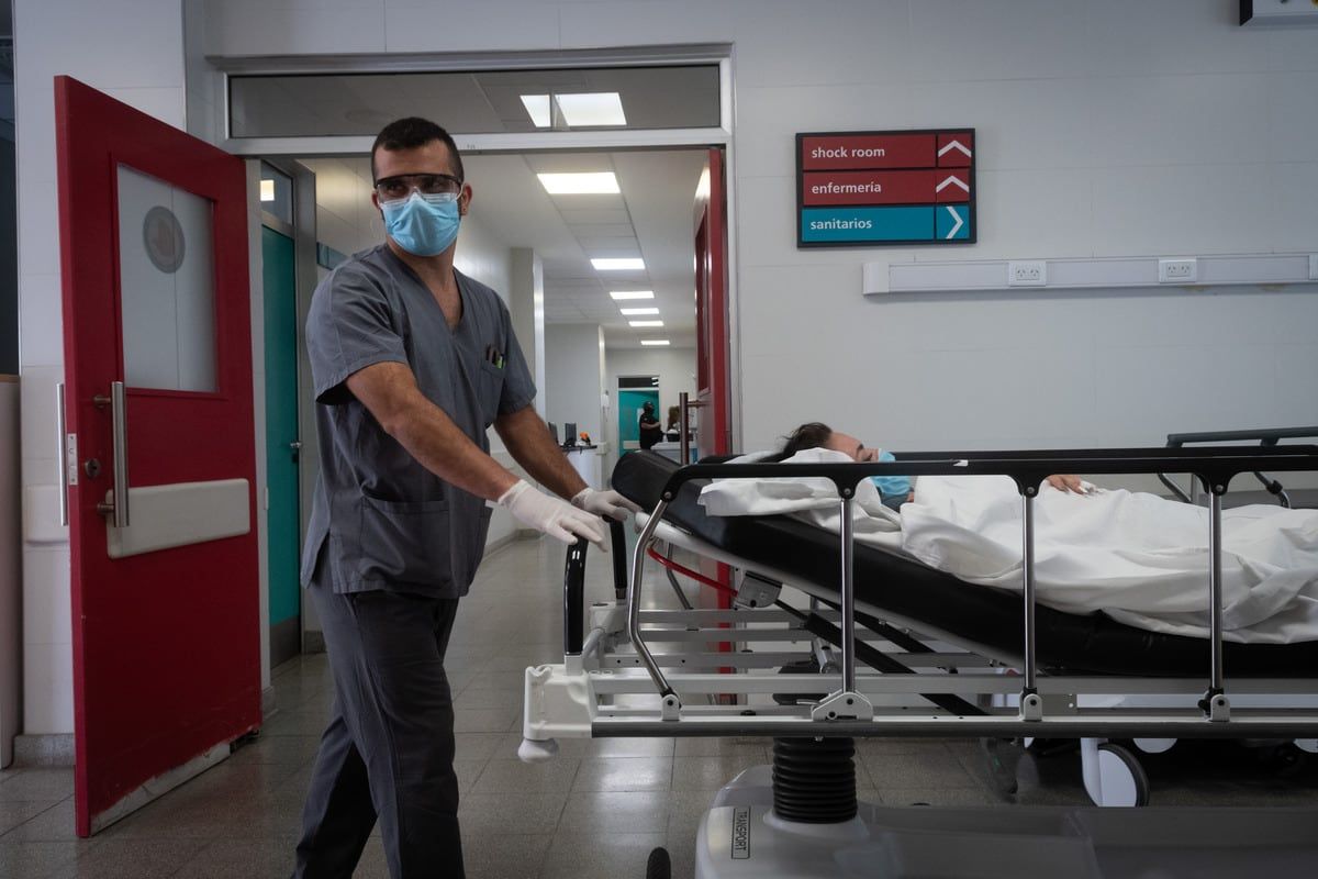 Guardia del Hospital Central de Mendoza. Durante toda la madrugada de navidad, llegaron personas para ser atendidas por accidentes, riñas, heridos por pirotecnia y armas de fuego Foto: Ignacio Blanco / Los Andes