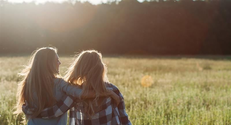 Para comprender las emociones, se puede recurrir al diálogo interno, a la identificación de la emoción y a la atención a los cambios corporales y mentales que produce cierta emoción.