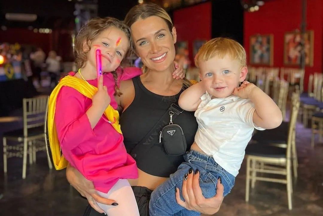 Homs con sus dos hijos (Instagram).