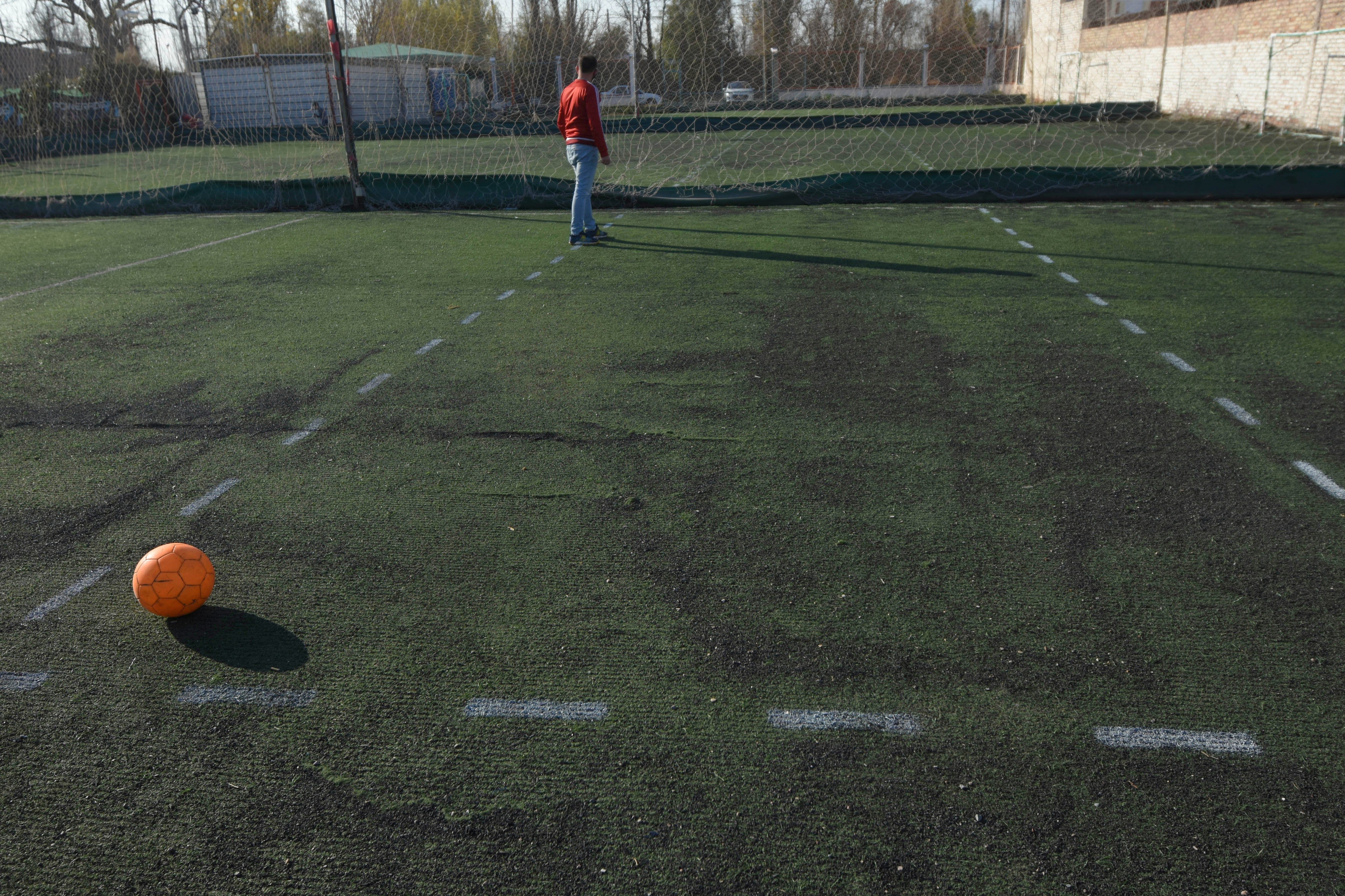 Los dueños de canchas de fútbol 5 esperan la habilitación para poder empezar a trabajar con protocolos sanitarios. / José Gutiérrez 