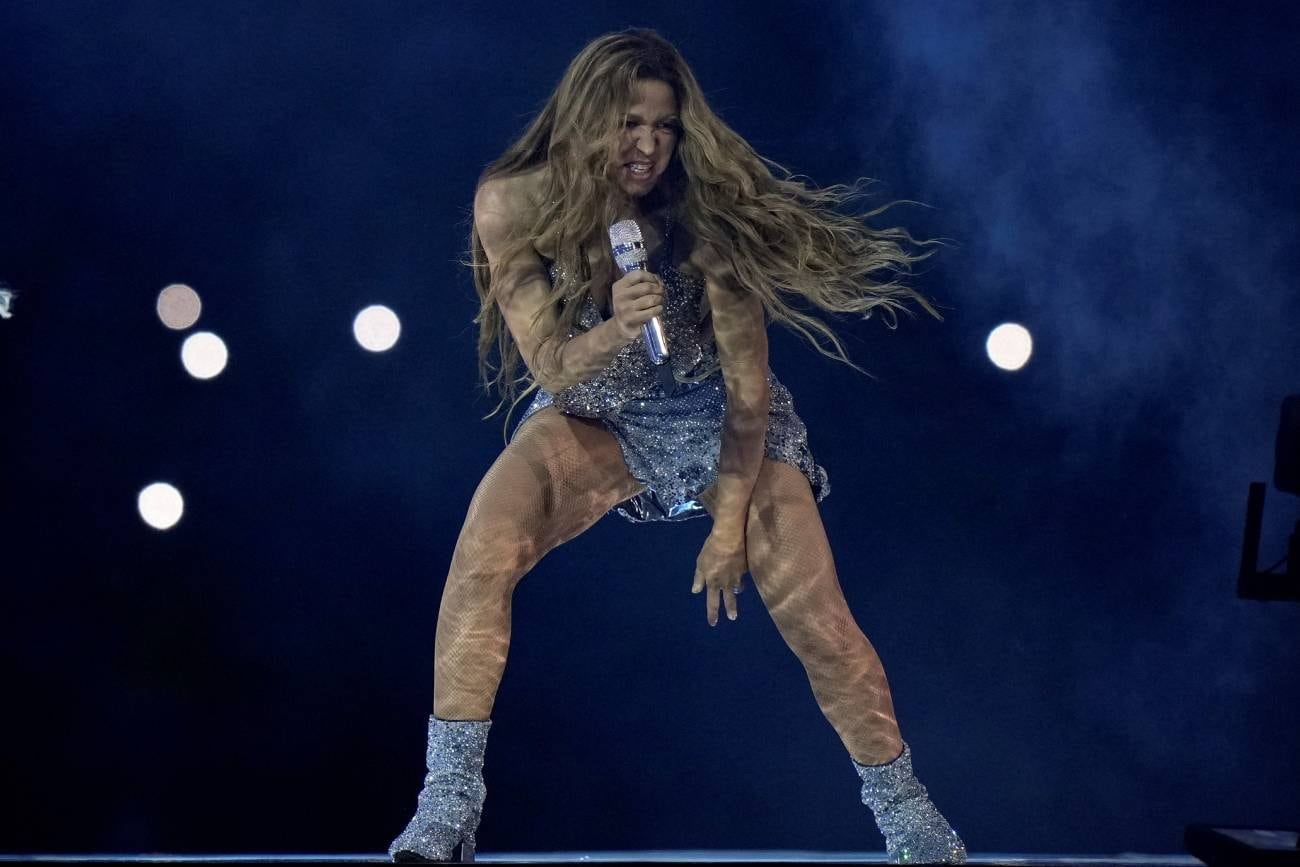Shakira, en plan entretenedora feroz. (AP)