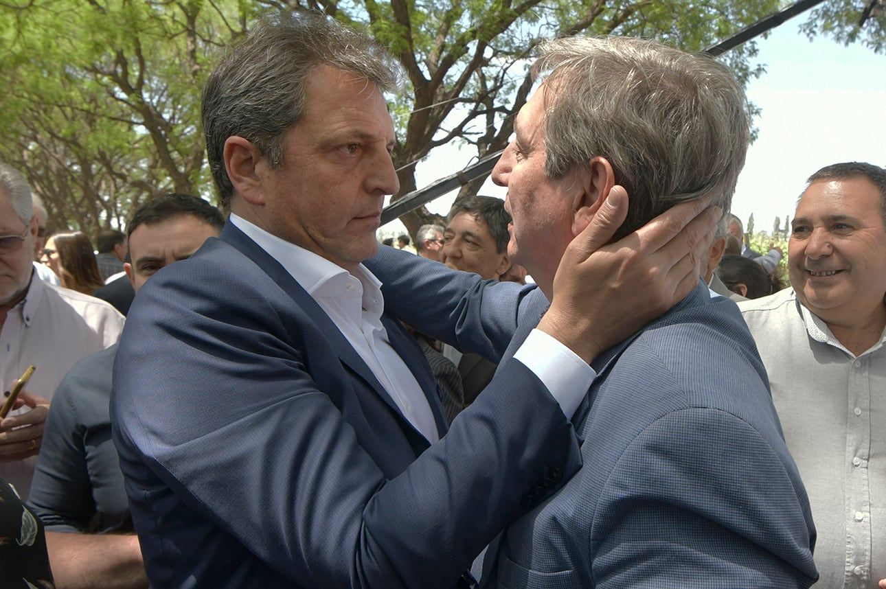 El "rayo massificador" del ministro de Economía al intendente de San Rafael Emir Félix en noviembre del año pasado.
Foto: Orlando Pelichotti