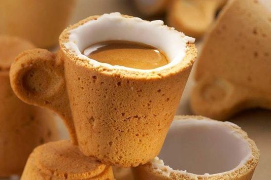 Tu infusión caliente puede elevarse con el uso de este vaso.
