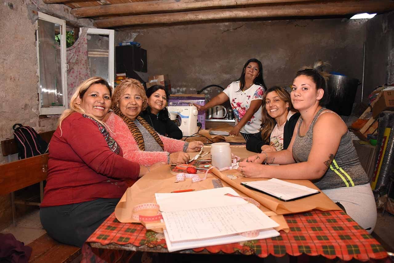 Natalia Atencio logró salir de una relacion violenta con su pareja gracias a su mama Maria Muñoz con quien hoy llevan adelante un comedor merendero donde asisten a familias en la misma circunstancia.foto: Mariana Villa / Los Andes