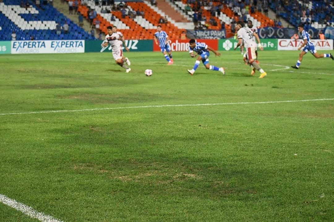 Liga Profesional de fútbol Godoy Cruz Antonio Tomba vs. Colón de Santa Fe en el Estadio Malvinas Argentinas de Ciudad El piso del campo de juego en muy mal estado Foto:José Gutierrez / Los Andes