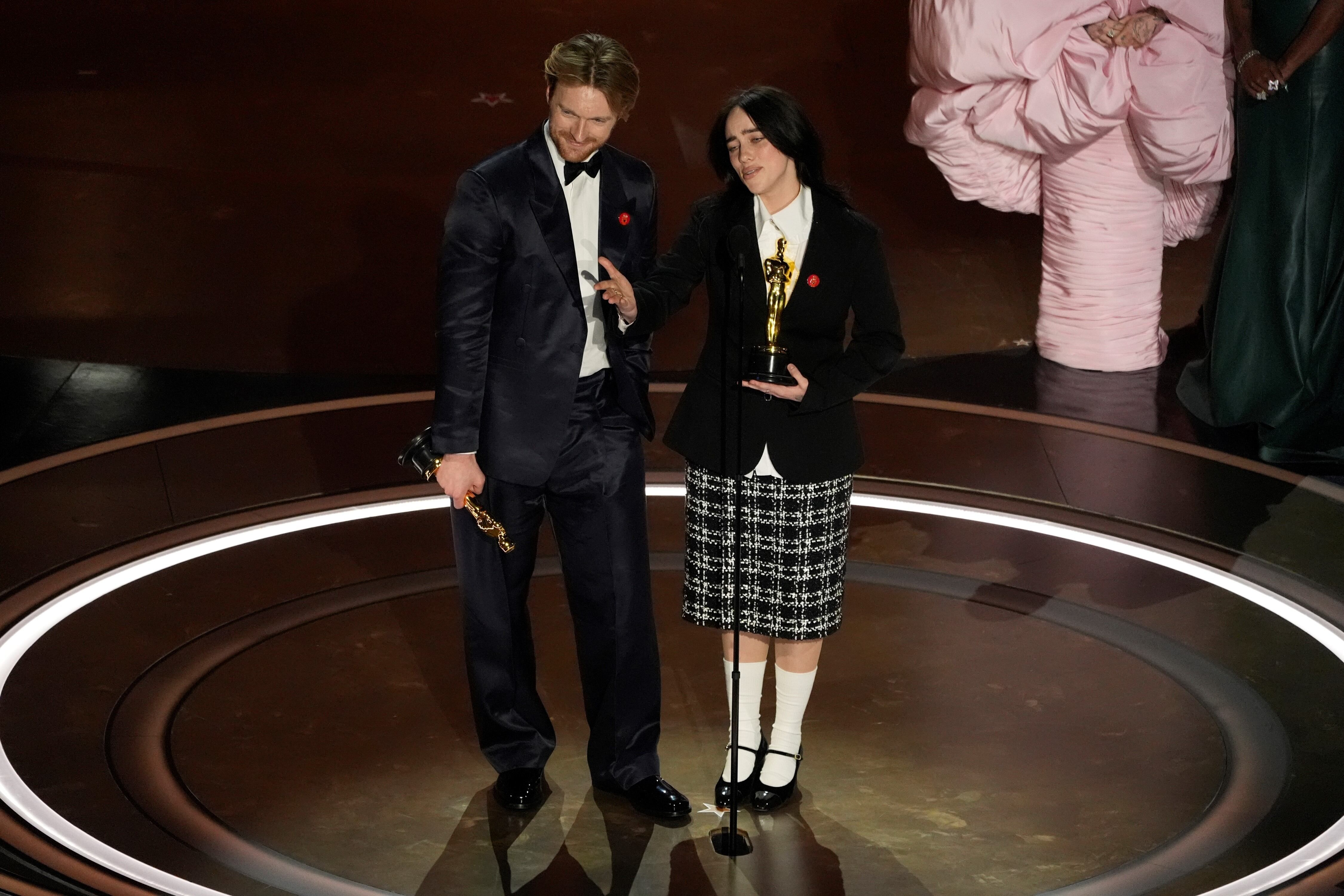Finneas O'Connell, izquierda, y Billie Eilish aceptan el premio a la mejor canción original por