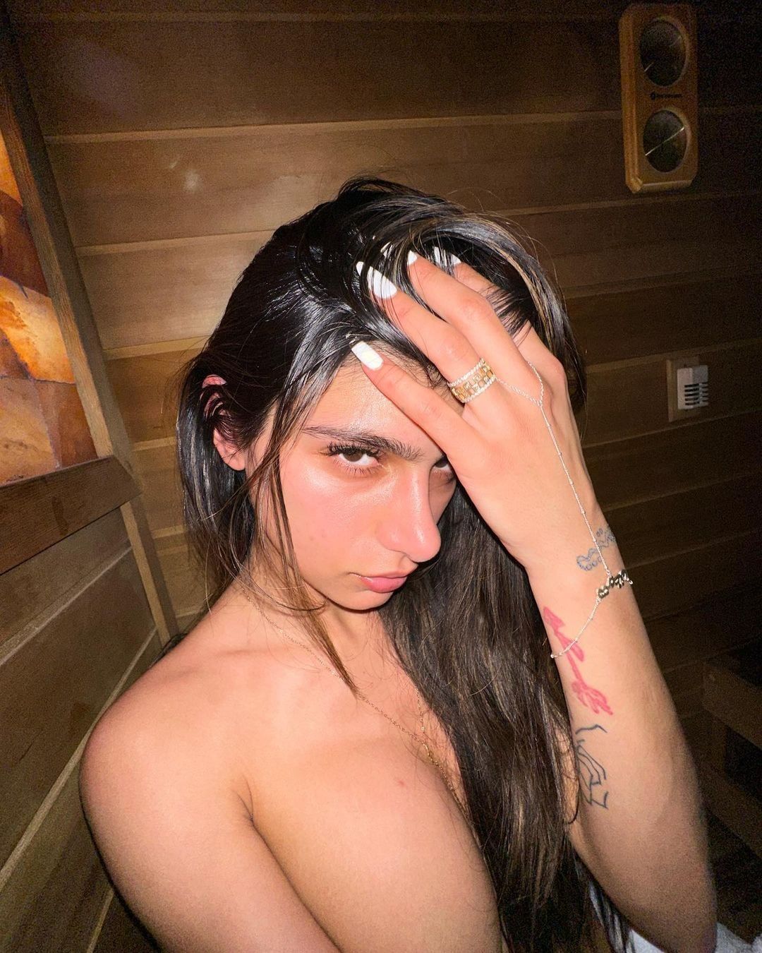 Mia Khalifa, casi se le ve todo