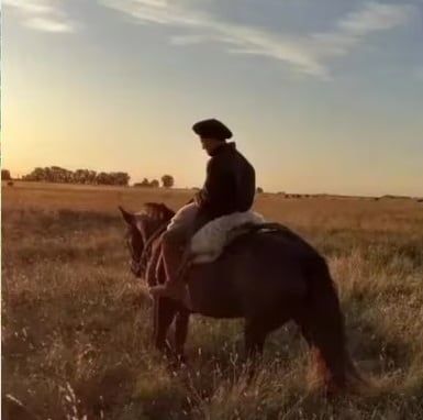 El jovencito nació en Corrientes y vive en un gran campo a cercanías de Olavarría.