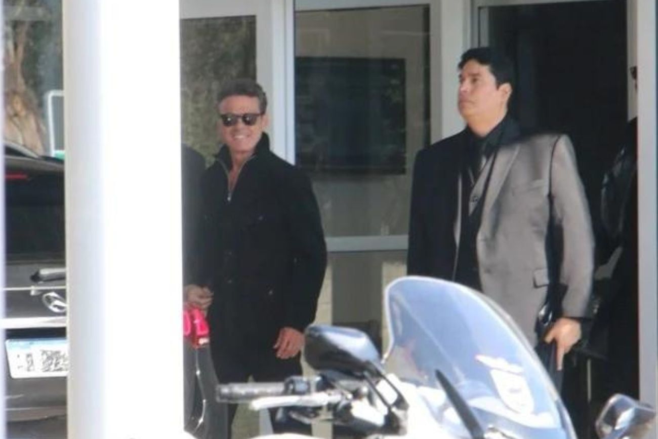 Luis Miguel volvió a la Argentina después de cuatro años: arribó al Aeropuerto de Ezeiza en avión privado. Fotos: Movilpress.