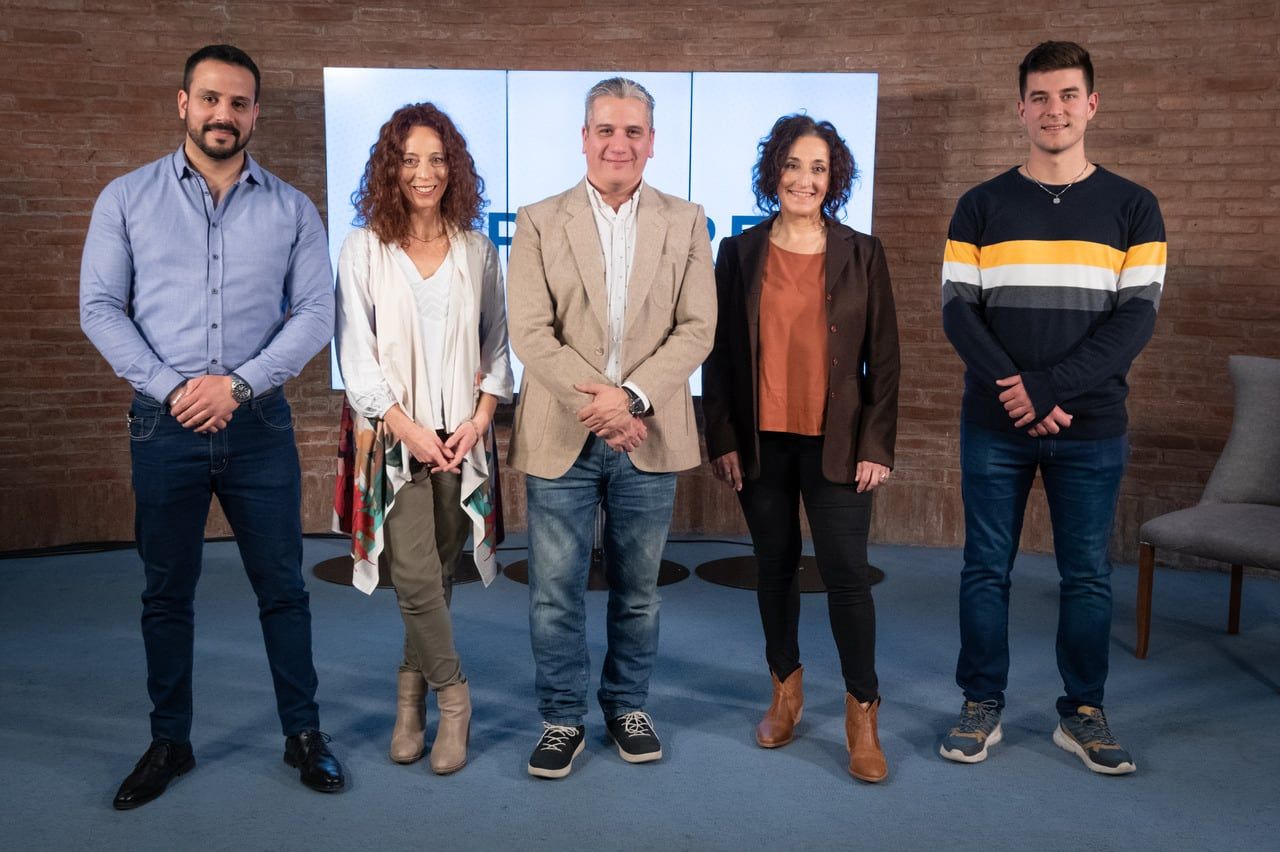 El equipo periodístico de un nuevo encuentro de Pilares. El editor de Sociedad y de Policiales, Ignacio Zavala Tello, la editora Alejandra Vargas, el editor de Sociedad, Fernando Toledo, y los periodistas de Sociedad Verónica De Vita y Gabriel Pérez Iglesias. | Foto: Ignacio Blanco / Los Andes