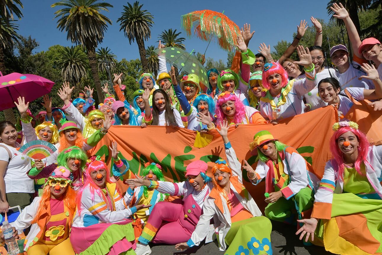 Vendimia 2023   Carrusel de las Reinas   La gente colmó  las calles céntricas de Mendoza para celebrar junto a las 18 reinas y distintas agrupaciones culturales y sociales, que reflejan el espíritu local.   Foto: Orlando Pelichotti