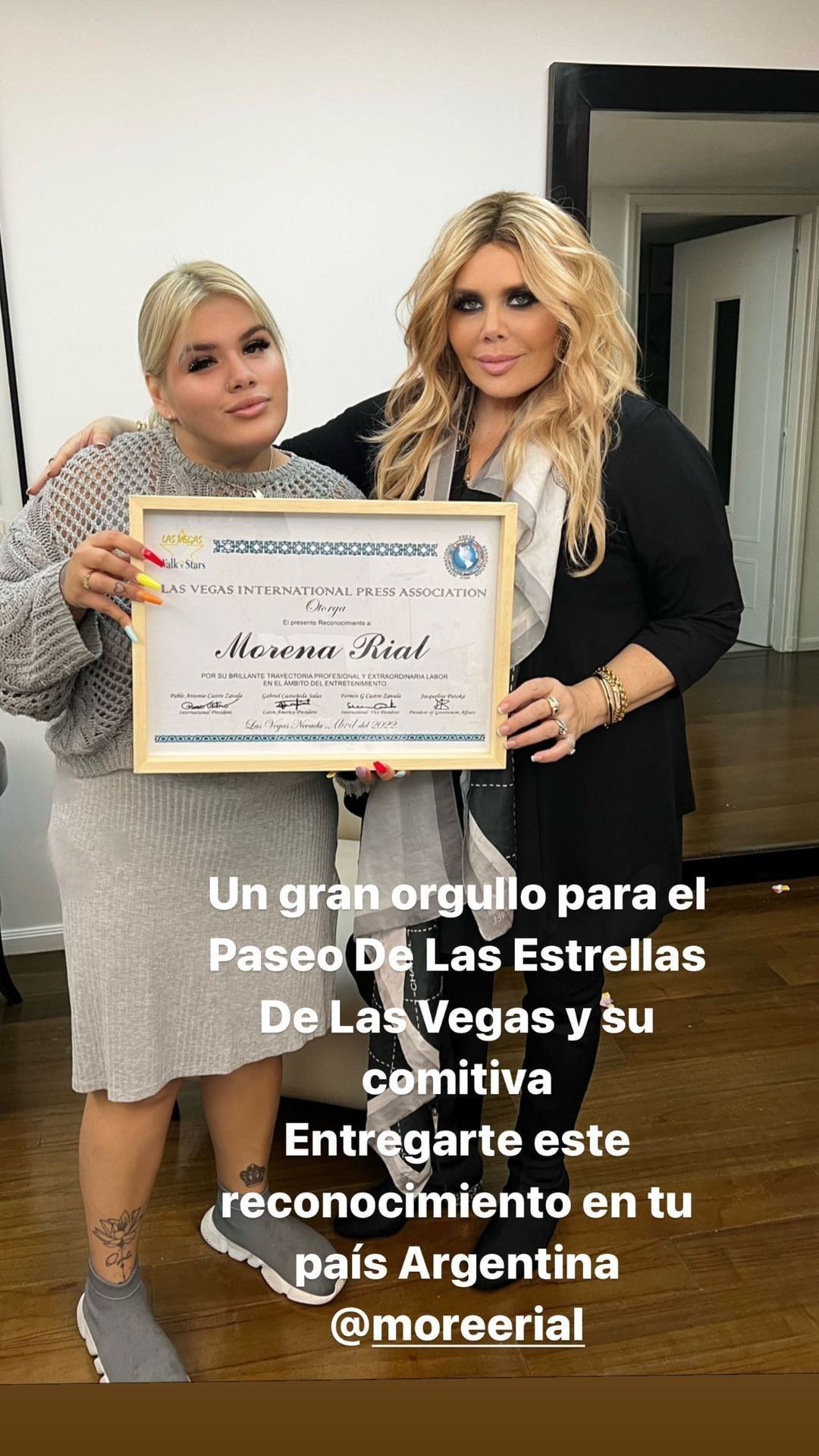 Jacqueline Patoka acompaña constantemente la carrera artística de More Rial. 