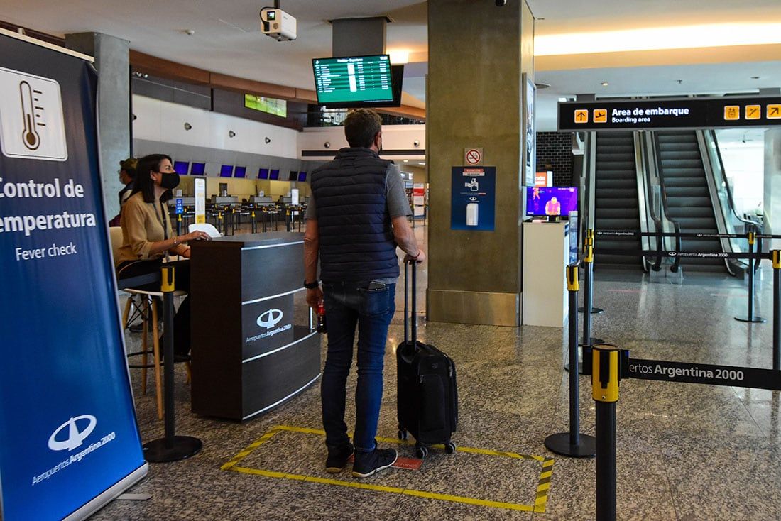 Los turista pueden abrir una "caja de ahorro" con un dólar más bajo que el blue para que no vayan al mercado paralelo.