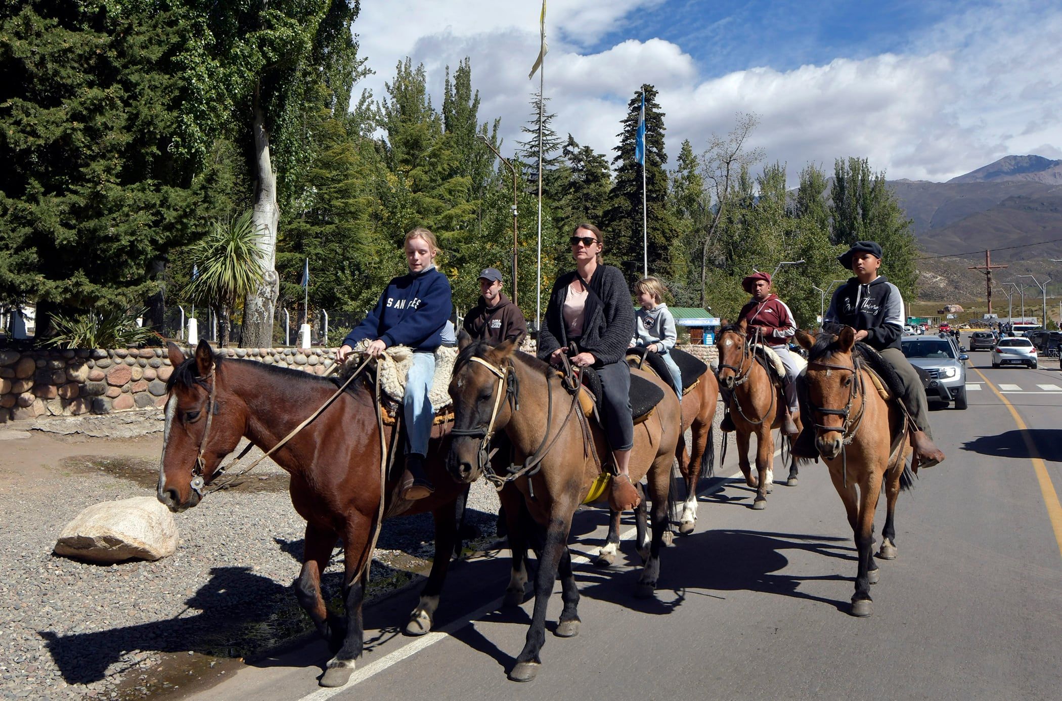 El consumidor es cada día más consciente de su huella ambiental, por lo tanto, busca realizar actividades ecofriendly y hospedarse en lugares que implementen políticas sustentables. Turistas en El Manzano, Tunuyán

Foto: Orlando Pelichotti