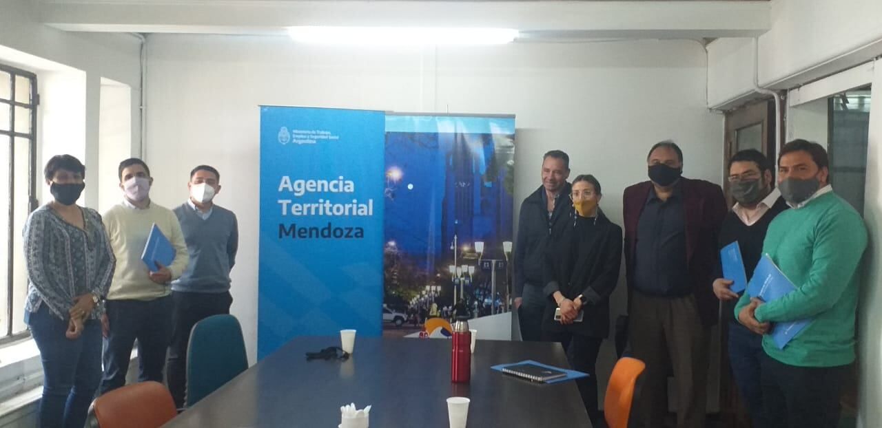 Gonzalo Navarro Responsable Agencia Territorial Mendoza perteneciente al Ministerio de Trabajo de la Nación y Adrián Ailín presidente de la Cámara de Comercio de Capital firmaron un convenio con el objetivo de trabajar en conjunto para lograr eficacia en los programas TE SUMO y Programa de Inserción de Laboral.