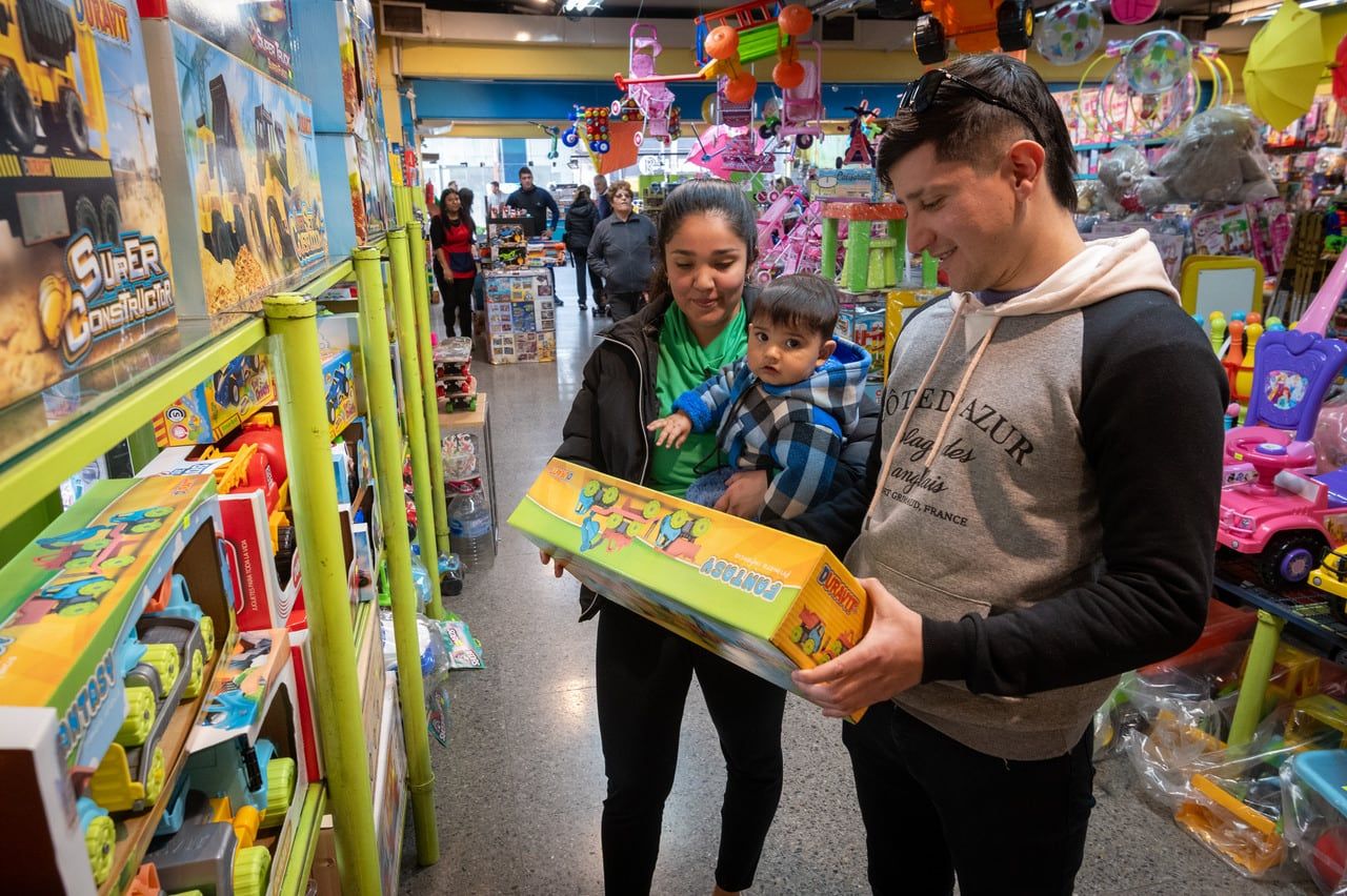 Venta de juguetes por el Día del Niño
Juguetería Arca de Noé: Emanuel Zabala junto a Agostina Aguirre y su hijo Felipe. 

Foto: Ignacio Blanco / Los Andes
