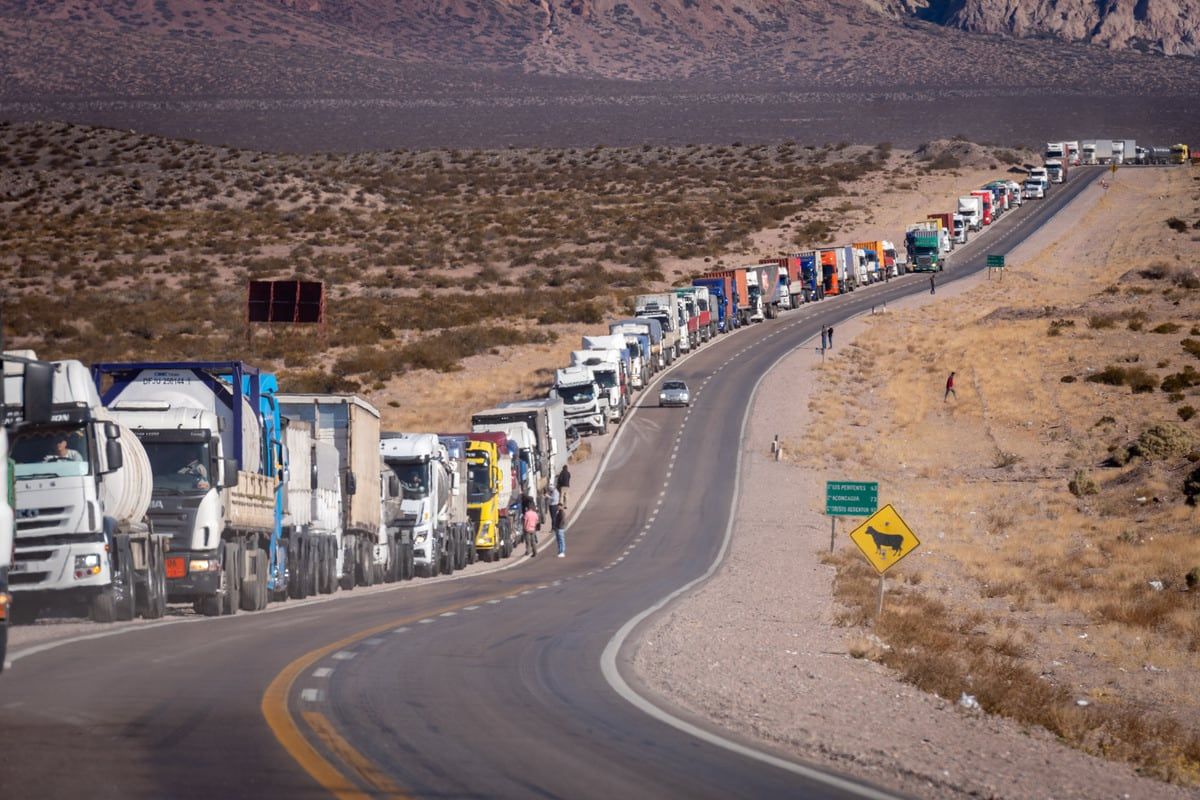 Camiones esperan para hacer aduana en Uspallata. Foto: Ignacio Blanco / Los Andes 