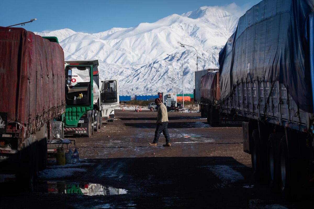 Camiones en la zona de la refinería, Lujan de Cuyo. El Sistema Integrado Cristo Redentor se encuentra cerrado debido a las malas condiciones climáticas y a la acumulación de nieve en la ruta internacional 7 a la altura de la Curva de la Soberanía y Las Cuevas 
Cordón del Plata totalmente nevado.

Foto: Ignacio Blanco / Los Andes