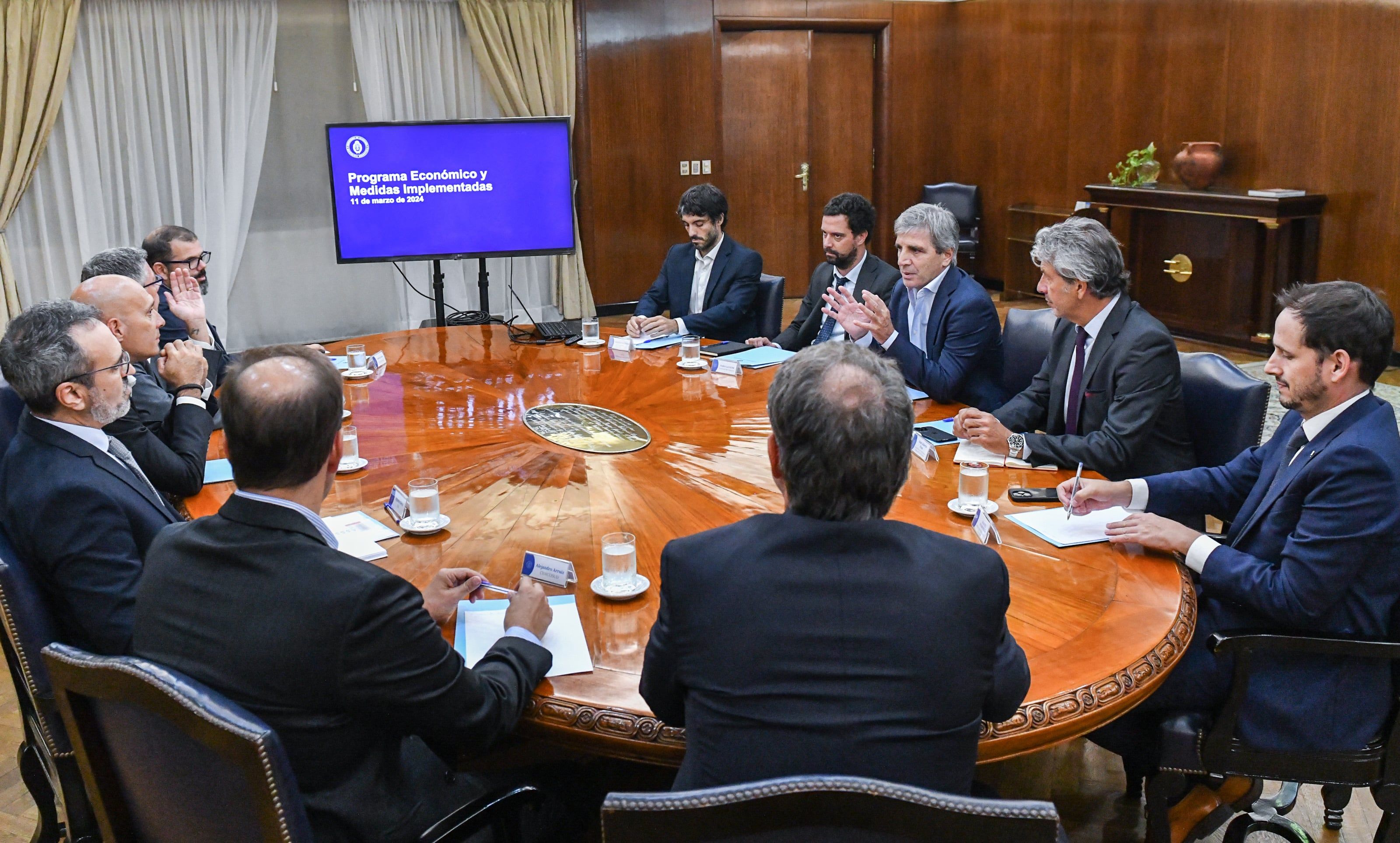 Luis Caputo con supermercadistas. Foto: Ministerio de Economía