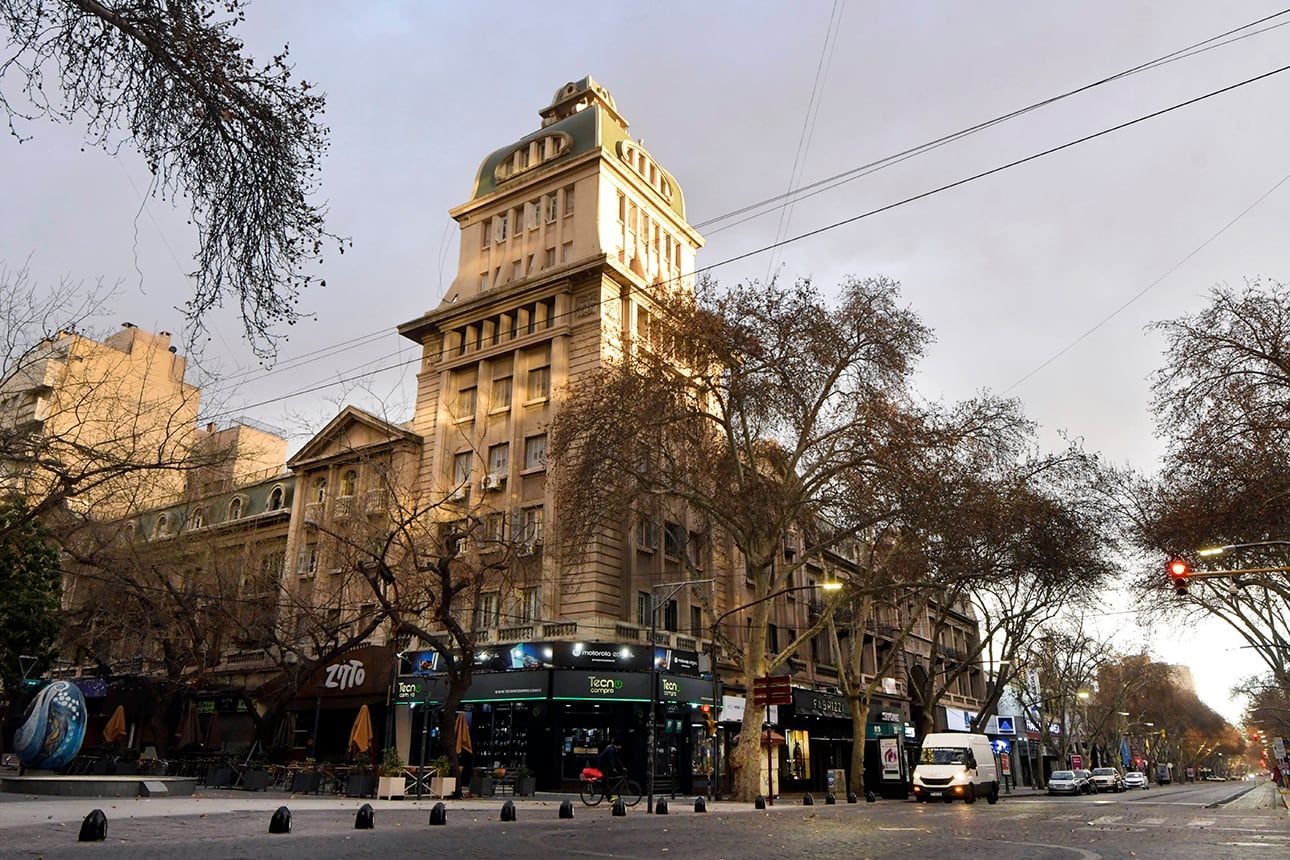 Ráfagas de hasta 86 km/h y en aumento: esperan que a partir del mediodía el Zonda baje con fuerza. Foto: Orlando Pelichotti / Los Andes
