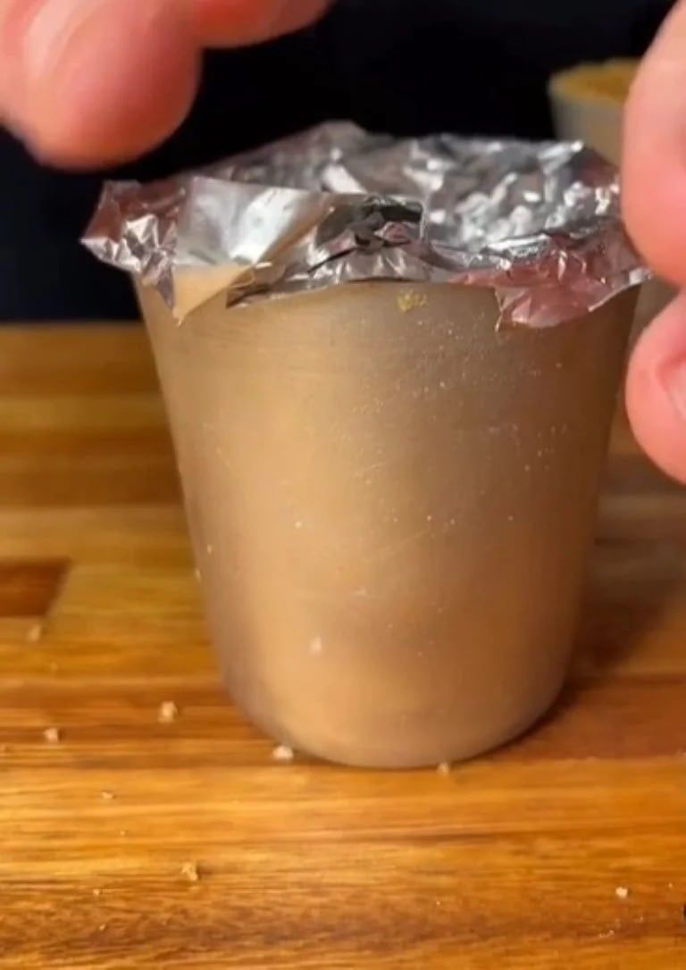 Tu infusión caliente puede elevarse con el uso de este vaso.