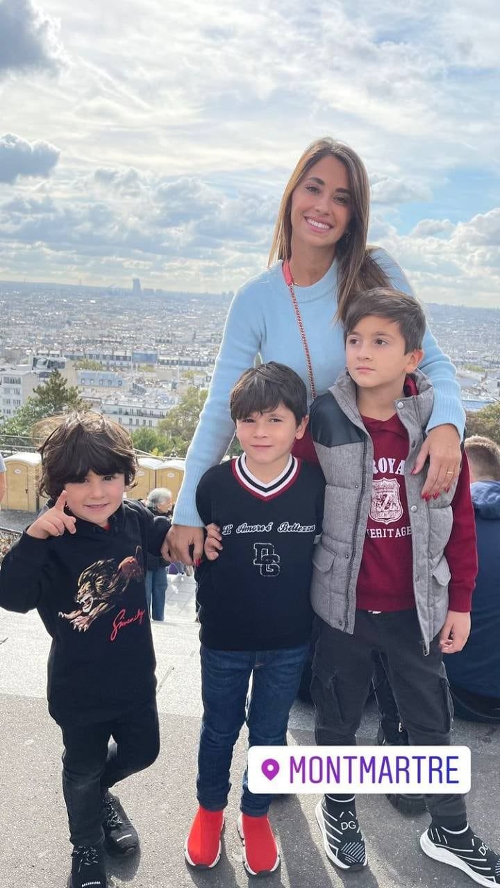 Antonela Roccuzzo con sus hijos Ciro, Mateo y Thiago Messi.