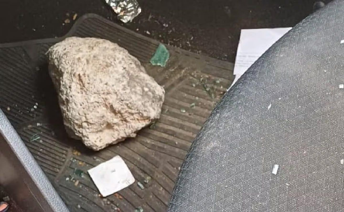 La piedra que usó el médico para destroza el vehículo de la enfermera. Foto: Gentileza Cadena 3.