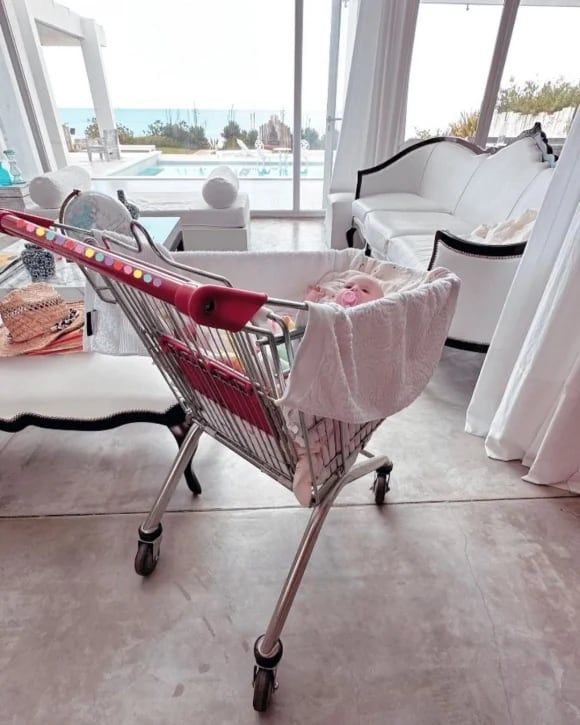 Barby Franco usó un changuito de supermercado para pasear a su hija.