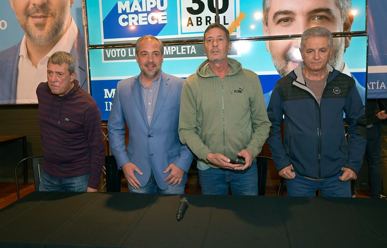 PASO municipales de Mendoza Los hermanos Alejandro y Adolfo Bermejo junto a Matías Stevanato y "Chiqui" García en el búnker maipucino. Partido Justicialista
Foto: Orlando Pelichotti