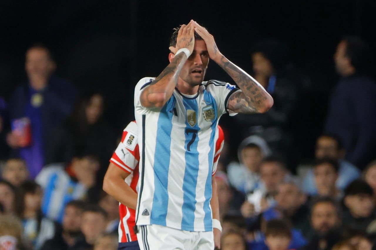 AMDEP455. BUENOS AIRES (ARGENTINA), 12/10/2023.- Rodrigo de Paul de Argentina reacciona hoy, en un partido de las Eliminatorias Sudamericanas para la Copa Mundial de Fútbol 2026 entre Argentina y Paraguay en el estadio Más Monumental en Buenos Aires (Argentina). EFE/ Juan Ignacio Roncoroni
